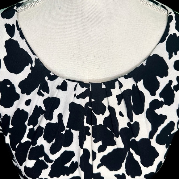 Calvin Klein 'Sleeveless Pleat Neck Abstract Print Knit Top' in Black & White L - Picture 3 of 10